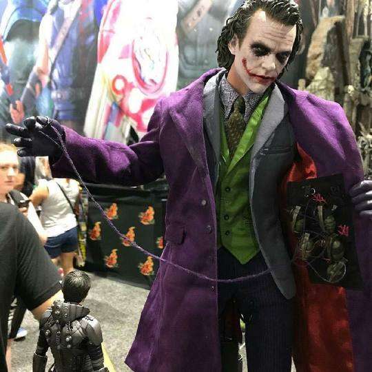 THE DARK KNIGHT THE JOKER 1/4TH SCALE COLLECTIBLE FIGURE - Image 2