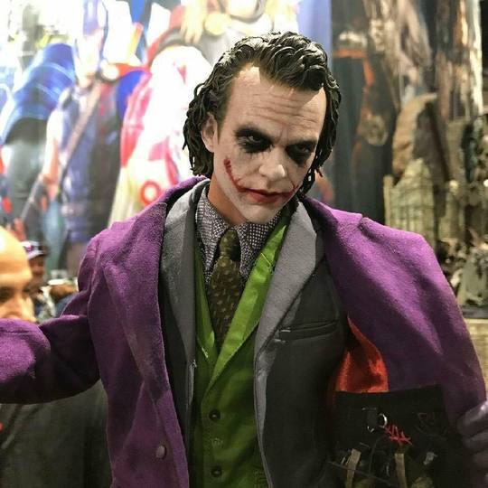 THE DARK KNIGHT THE JOKER 1/4TH SCALE COLLECTIBLE FIGURE