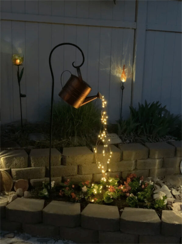 Napelemes vízesés fényei kültéri kerti dekorációval az udvarban romantikus hangulat