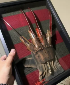 👻FREDDY KRUEGER A NIGHTMARE ON ELM STREET GLOVE AND SWEATER DISPLAY👻