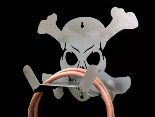 Skull & Cross Bones hageslange, luftslange eller skjøteledningsholder