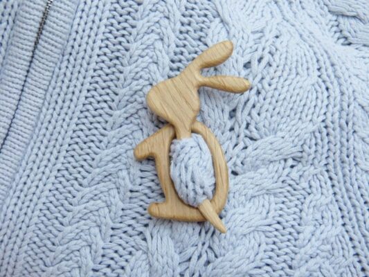 Brošňový špendlík s dreveným zvieracím vzorom (spona na sveter)