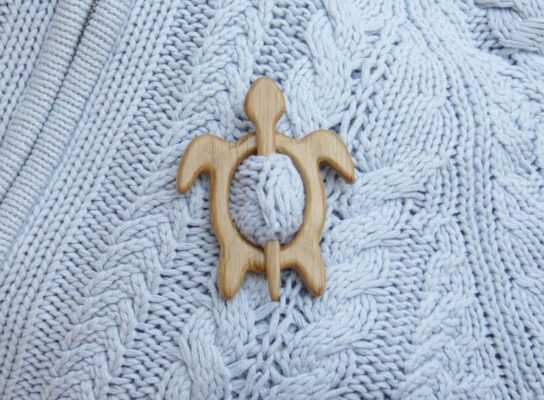 Игла за брошка с шарка на дървени животни (щипка за пуловер)