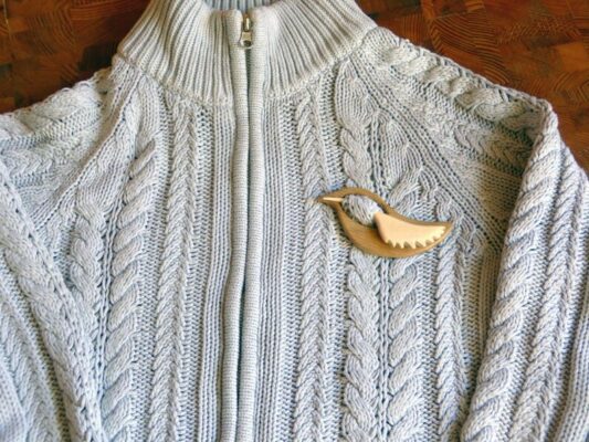 Broche con estampado de animais de madeira (clip para suéter)