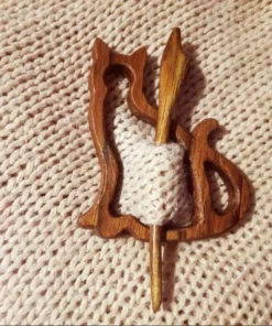 Brooch Pin With Wooden Animal Pattern (Sweater Clip)