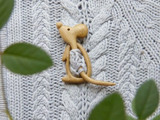 Sagės segtukas su mediniu gyvūnų raštu (megztinio segtukas)