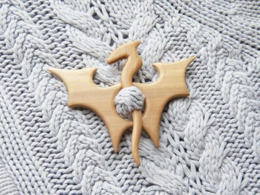 Broche con estampado de animais de madeira (clip para suéter)