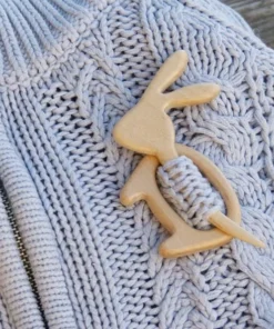 Brooch Pin With Wooden Animal Pattern (Sweater Clip)