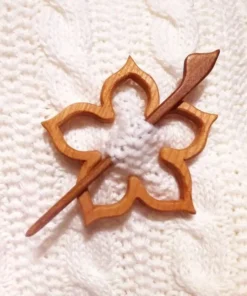 Brooch Pin With Wooden Animal Pattern (Sweater Clip)