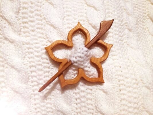 Brož Pin s dřevěným zvířecím vzorem (spona na svetr)