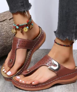 2022 verão nova decoração de metal feminino recurso padrão cunha flip-flops