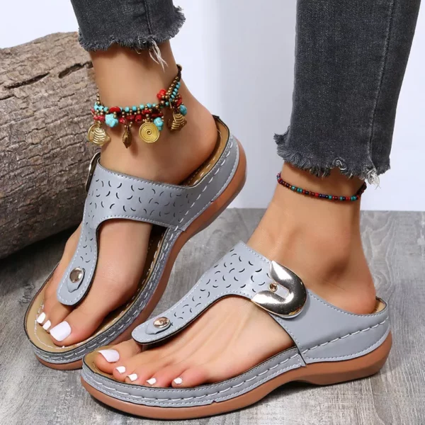 2022 Summer New Women's Metal Decor Feature Pattern Wedge Flip-Flops