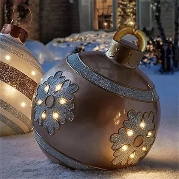 Top i dekoruar me PVC fryrje për Krishtlindje në natyrë