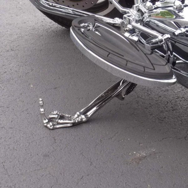 Лапа-скелет із підставками для мотоцикла середнім пальцем