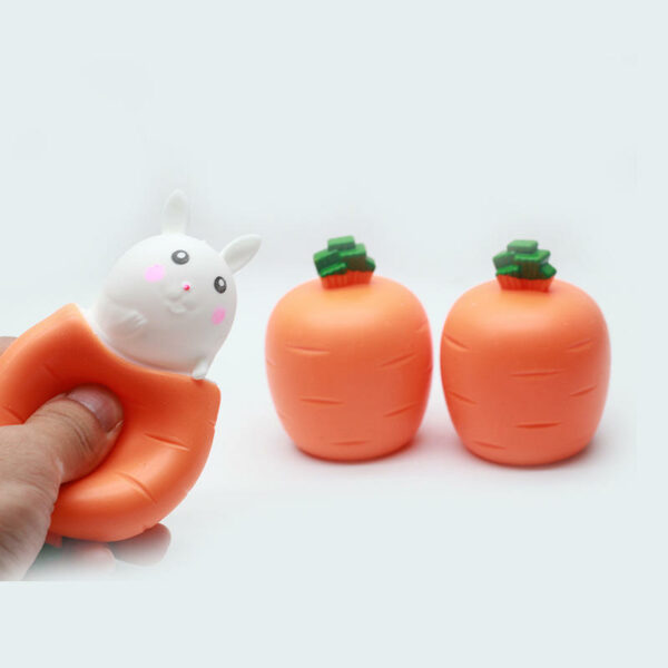 Poupée carotte jouet à presser