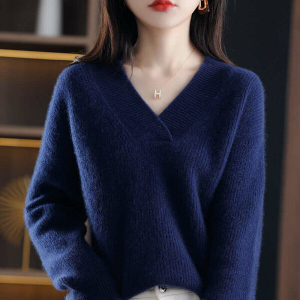 CASHMERE SWEATER NG BABAENG V-NECK