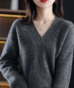 CASHMERE SWEATER NG BABAENG V-NECK