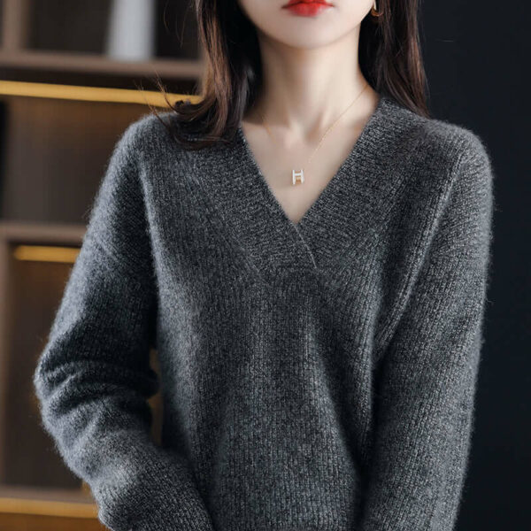 CASHMERE SWEATER NG BABAENG V-NECK