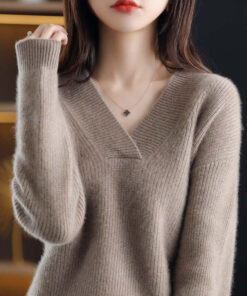 CASHMERE SWEATER NG BABAENG V-NECK