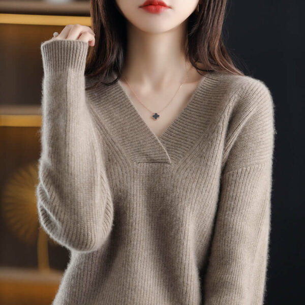 CASHMERE SWEATER NG BABAENG V-NECK