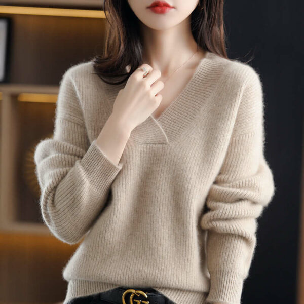 CASHMERE SWEATER NG BABAENG V-NECK