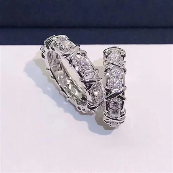 ANILLO DE DIAMANTE COMPLETO MOISSANITE CROSS con forma de circonita magnética